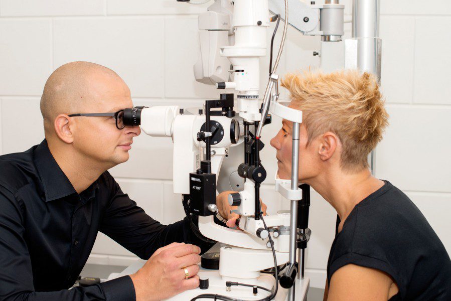 optometrisch oogonderzoek door optometrist Erwin